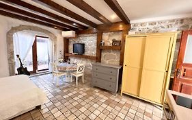 Guesthouse F
